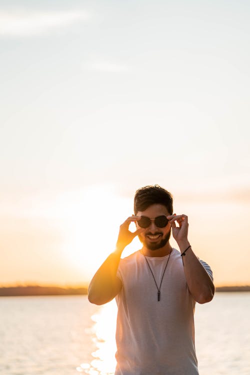 Foto d'estoc gratuïta de aigua, camisa blanca, capvespre