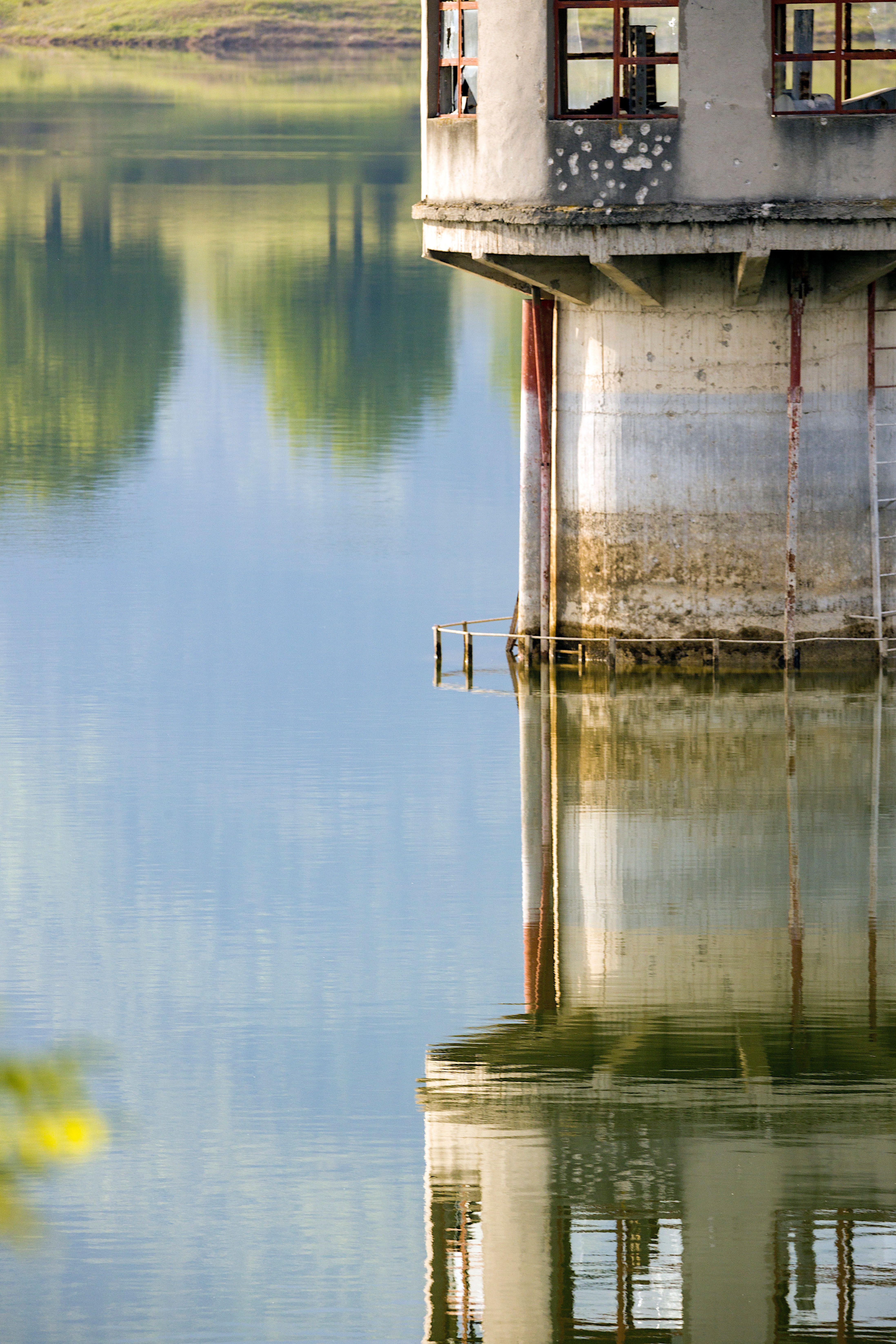 A Building on a Lake · Free Stock Photo