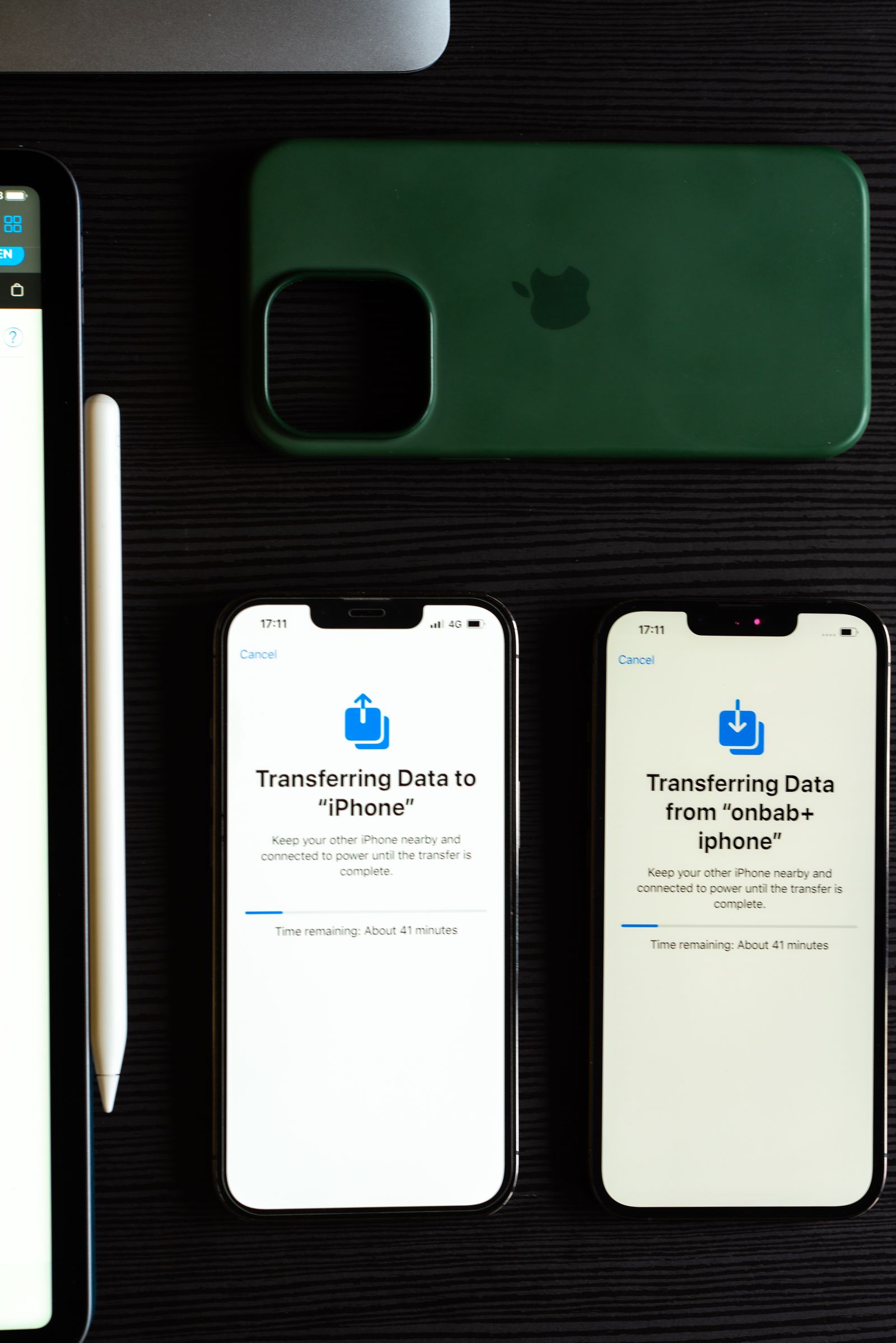 Zwei Smartphones liegen nebeneinander und übertragen Daten