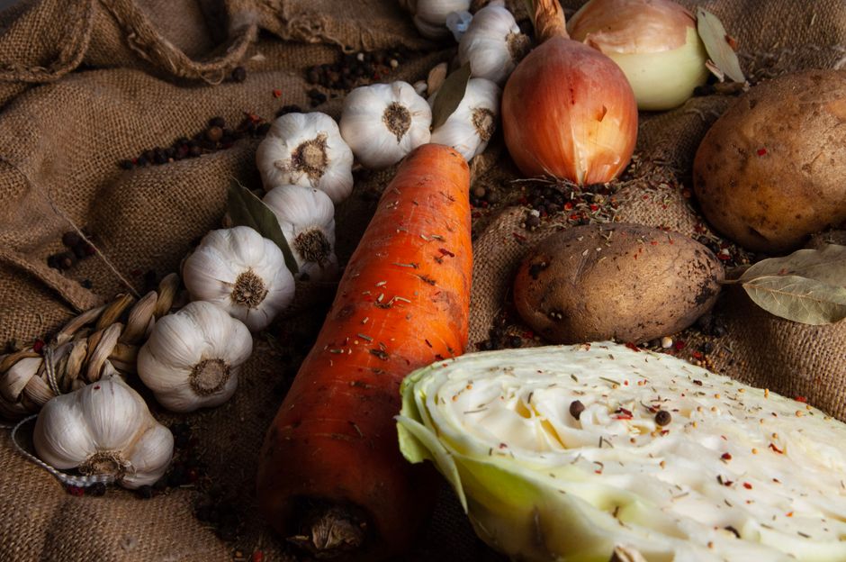 Wortels, zoete aardappel en groene bladgroenten — natuurlijke bronnen van vitamine A en bètacaroteen