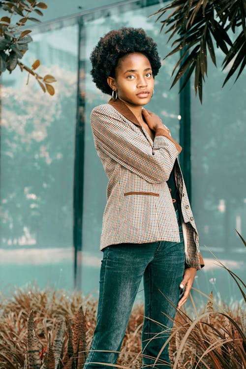 Kostenloses Stock Foto zu afro-haar, farbige frau, fashion
