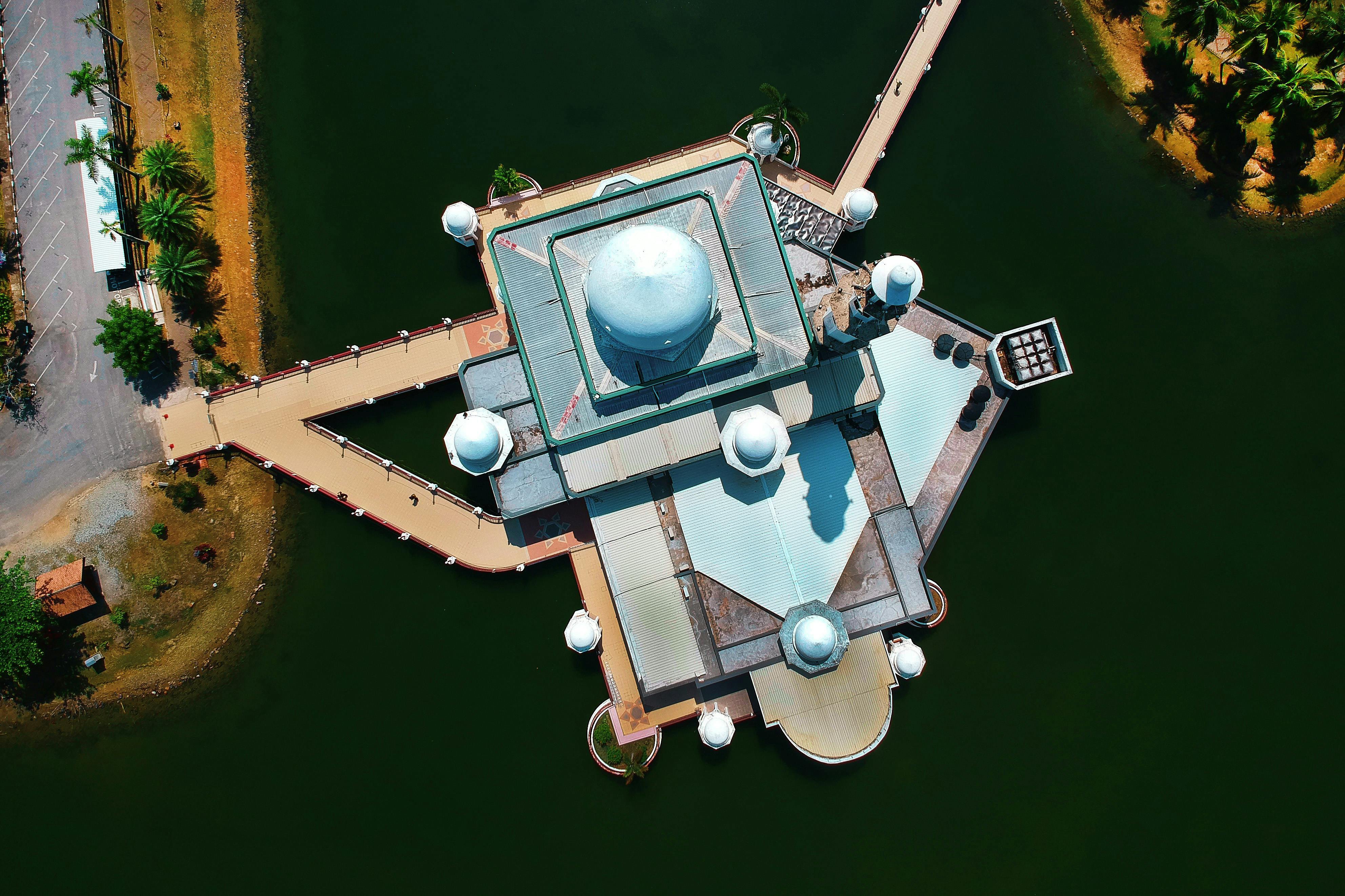 空中拍摄令人惊叹，展现了一座现代化河边建筑的独特几何设计