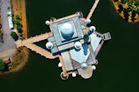 空中拍摄令人惊叹，展现了一座现代化河边建筑的独特几何设计