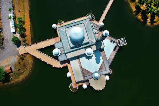 空中拍摄令人惊叹，展现了一座现代化河边建筑的独特几何设计