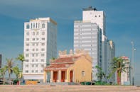 现代酒店与传统寺庙在城市景观中并列，构成壮丽景色