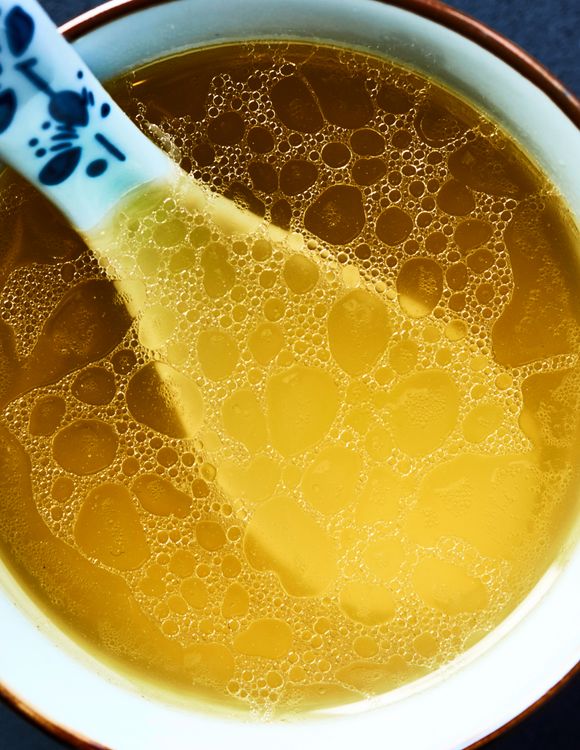Dampfende hausgemachte Hühnersuppe in einer Schüssel