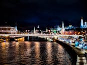 莫斯科美丽的夜间城市景观中，克里姆林宫灯火通明，倒映在河面上