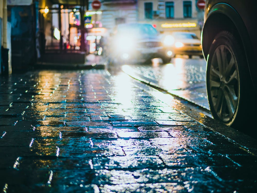 Hình ảnh đường phố trong ngày mưa sẽ đem đến cho bạn những trải nghiệm tuyệt vời và cảm giác như thật chuẩn từng giọt nước. Những bức ảnh này sẽ đưa bạn đến với các loại đường phố khác nhau, từ thanh bình đến vui nhộn. Với mỗi bức ảnh, bạn sẽ nhận ra vẻ đẹp riêng của từng phố và cảm nhận được thế giới của từng bức ảnh.