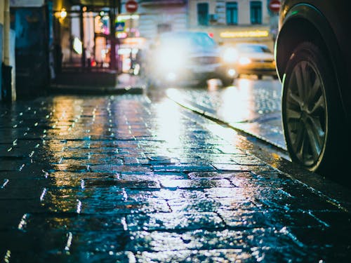 бесплатная Фотография улицы в дождливый день Стоковое фото