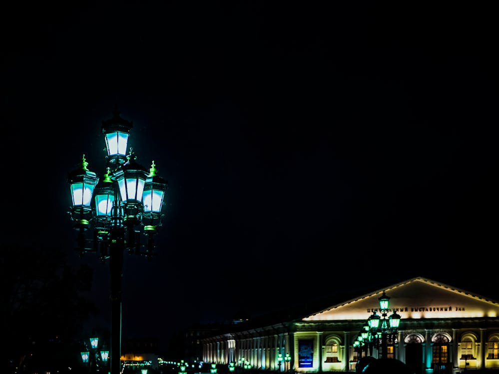 夜間の点灯ポストランプの写真