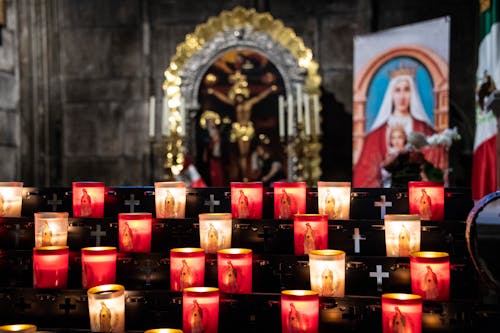 Velas Blancas Y Rojas Sobre Marco De Acero Negro