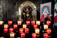 巴黎教堂的神圣祭坛上，祈祷蜡烛照亮了宗教图标和十字符号