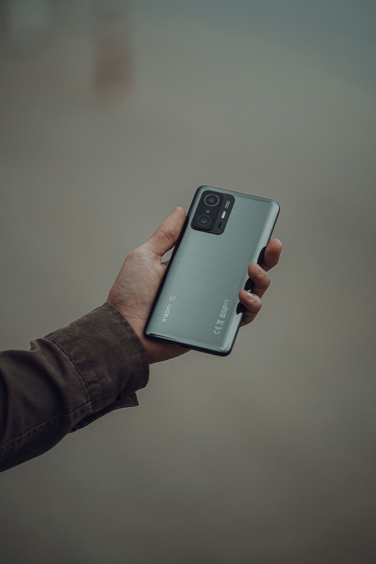 スマートフォンを操作して申し込む様子