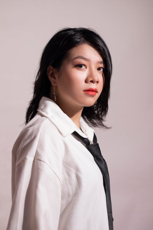 Foto d'estoc gratuïta de asiàtica, corbata, de màniga llarga blanca