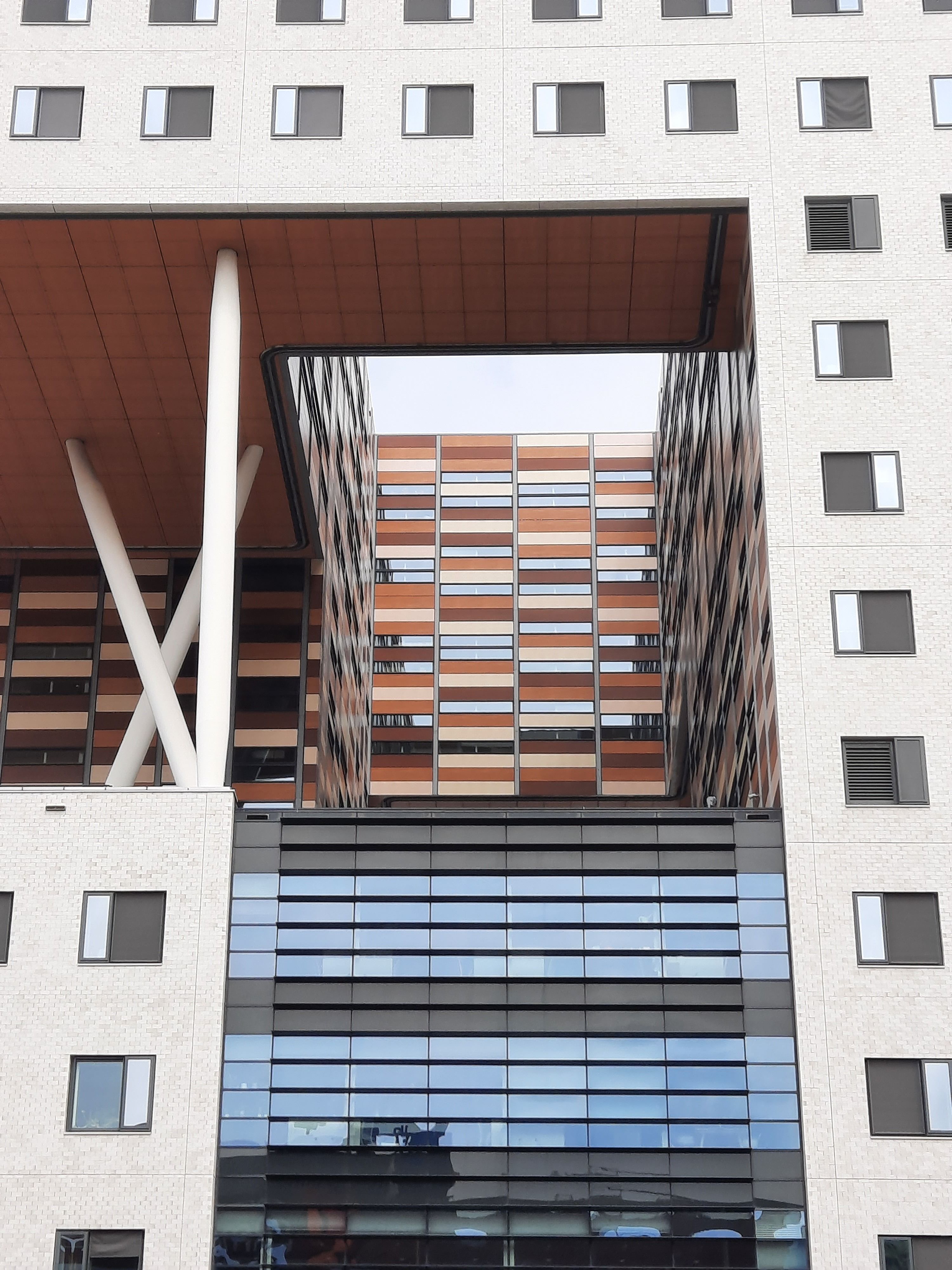 Brown Concrete Building · Free Stock Photo