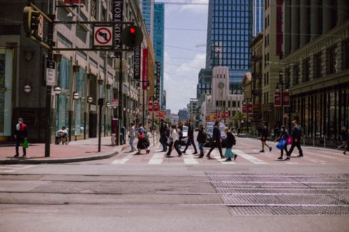 Free People crossing a busy street in downtown San Francisco on a sunny day. Stock Photo