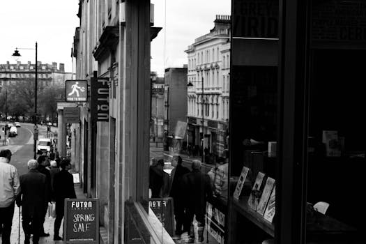 这张单色街道照片捕捉了英国布里斯托尔的日常生活