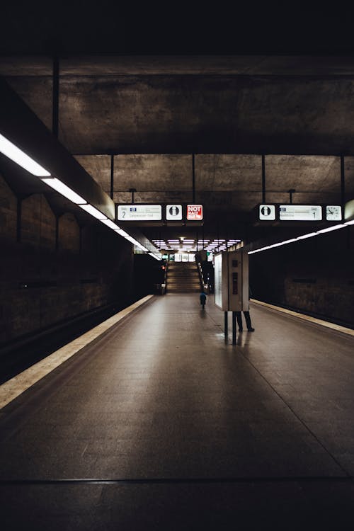 Imagine de stoc gratuită din fotografiere verticală, platformă de metrou, stație de metrou