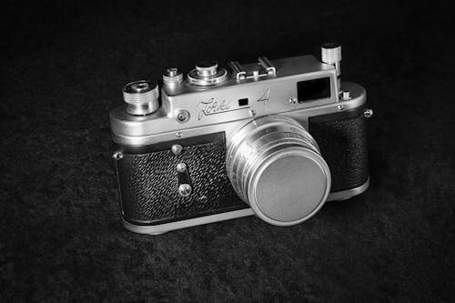 Darmowe zdjęcie z galerii z analogowy, aparat, czarno-biały