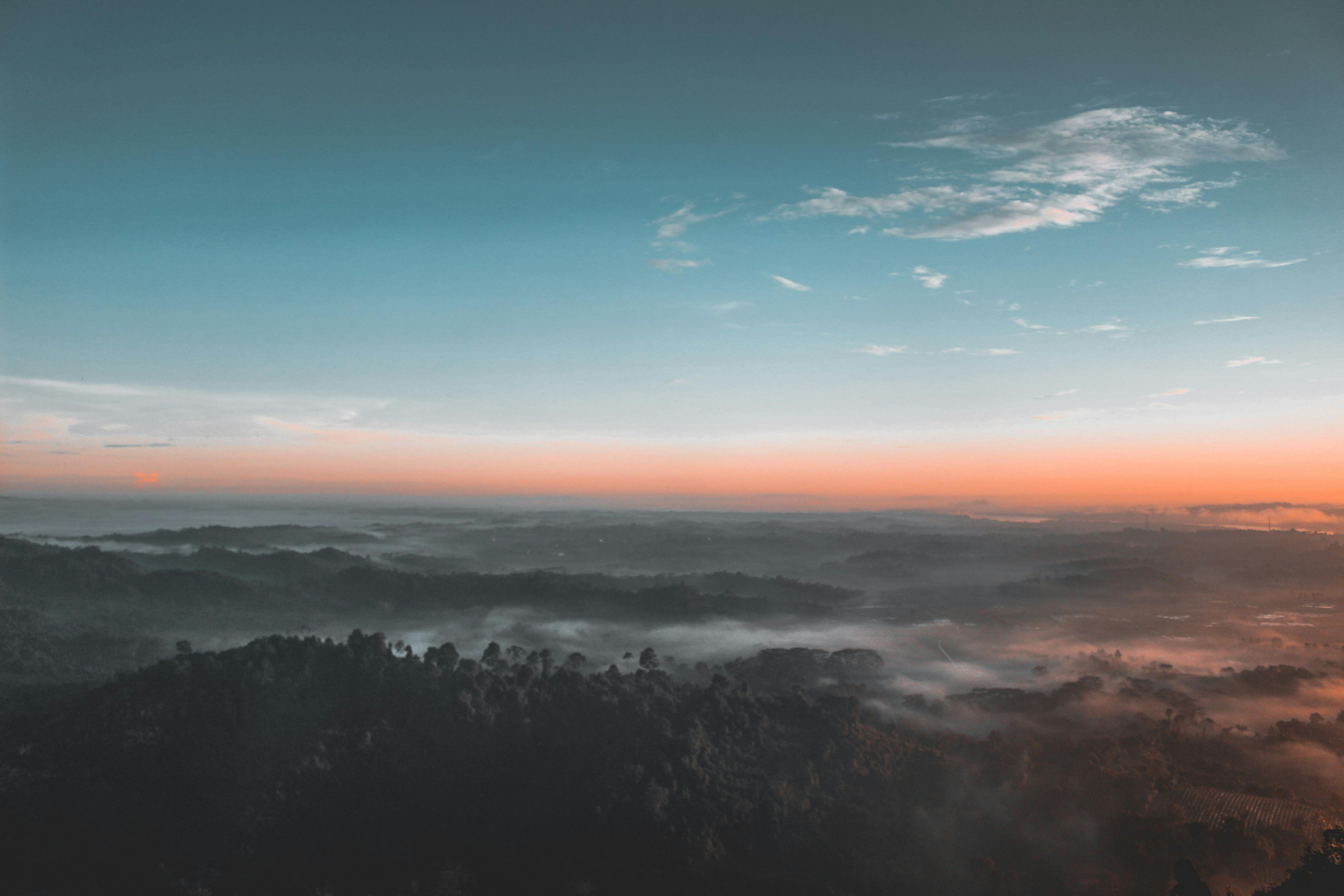 日出时分，山地景观壮丽，云雾缭绕，天空色彩鲜艳