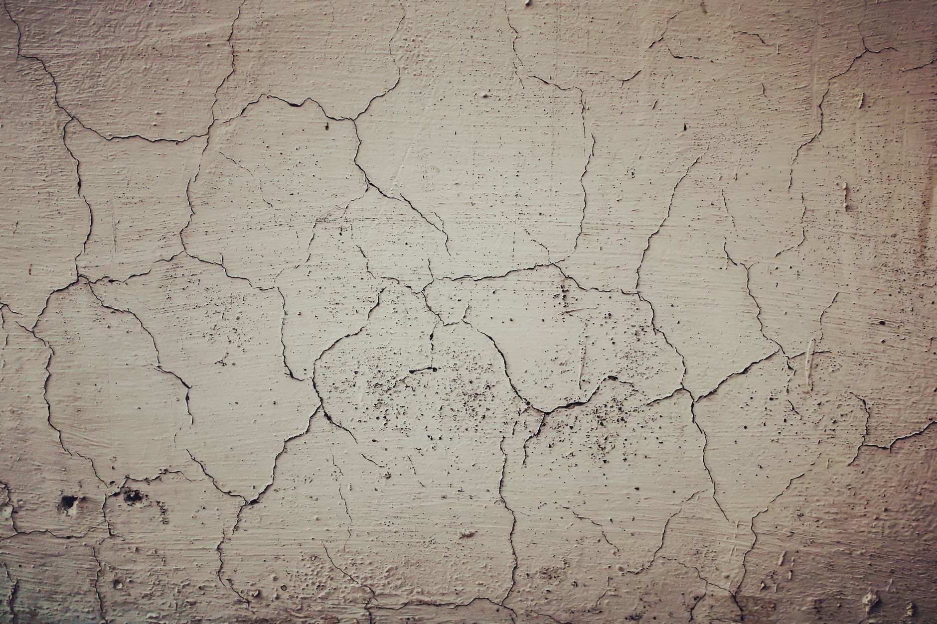 Fissure visible sur une façade extérieure, avec repères de mesure Fissure visible sur une façade extérieure, avec repères de mesure