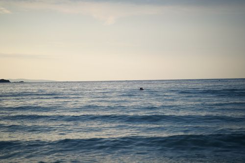 Free A peaceful ocean scene with gentle waves and a horizon at dusk, offering tranquility and serenity. Stock Photo
