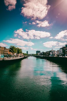 都柏林的城市景观中，美丽的河景、倒影和充满活力的天空交相辉映