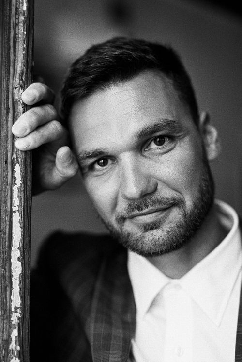 Free Elegant black and white portrait of a man in a suit, showcasing confidence and style. Stock Photo