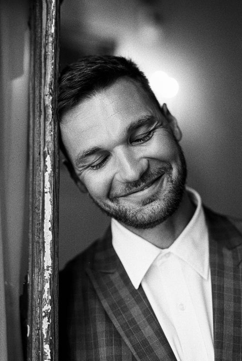 Free Black and white portrait of a smiling man in a suit, conveying happiness. Stock Photo