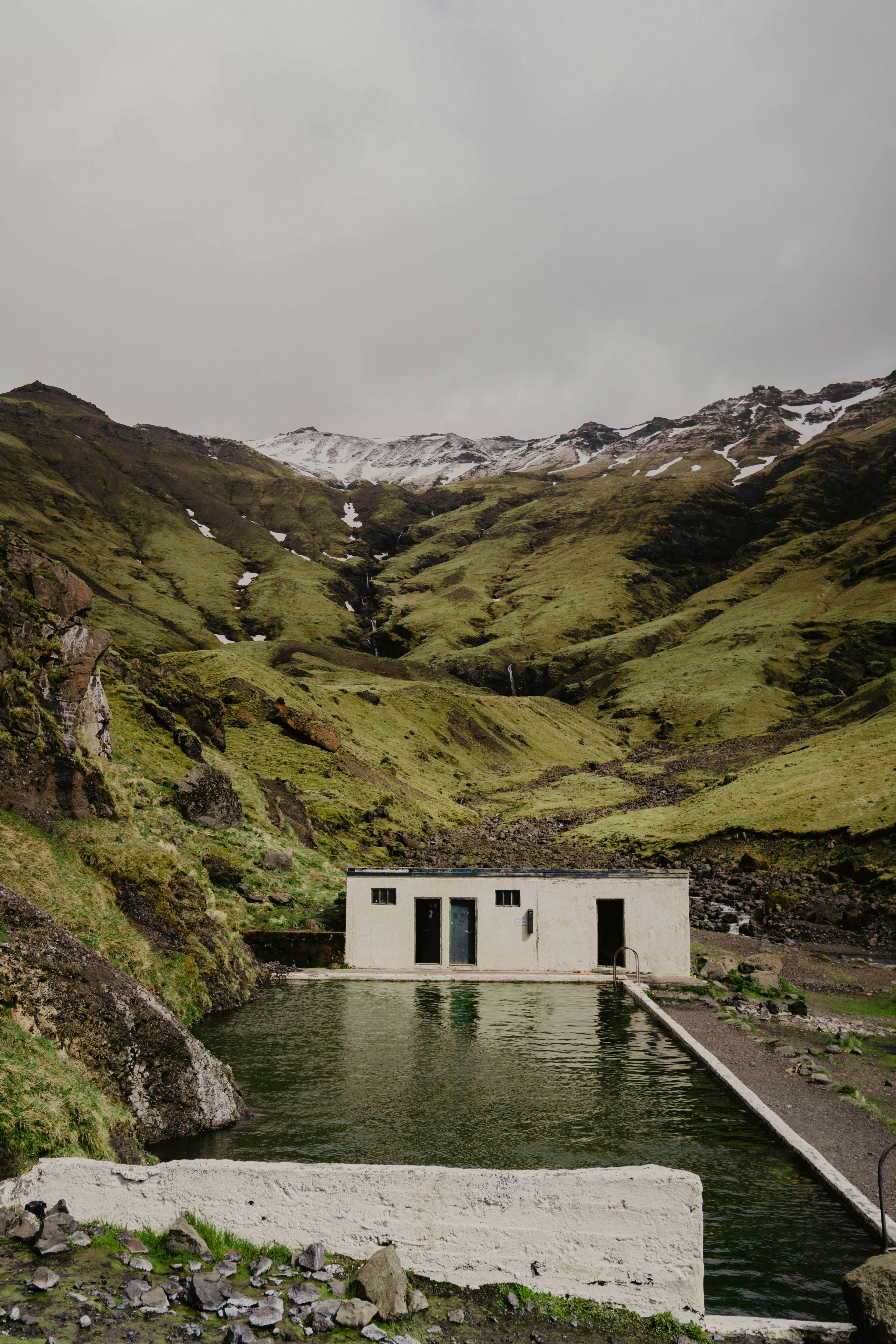 Photos gratuites de bâtiment en béton, chaîne de montagnes, ciel couvert