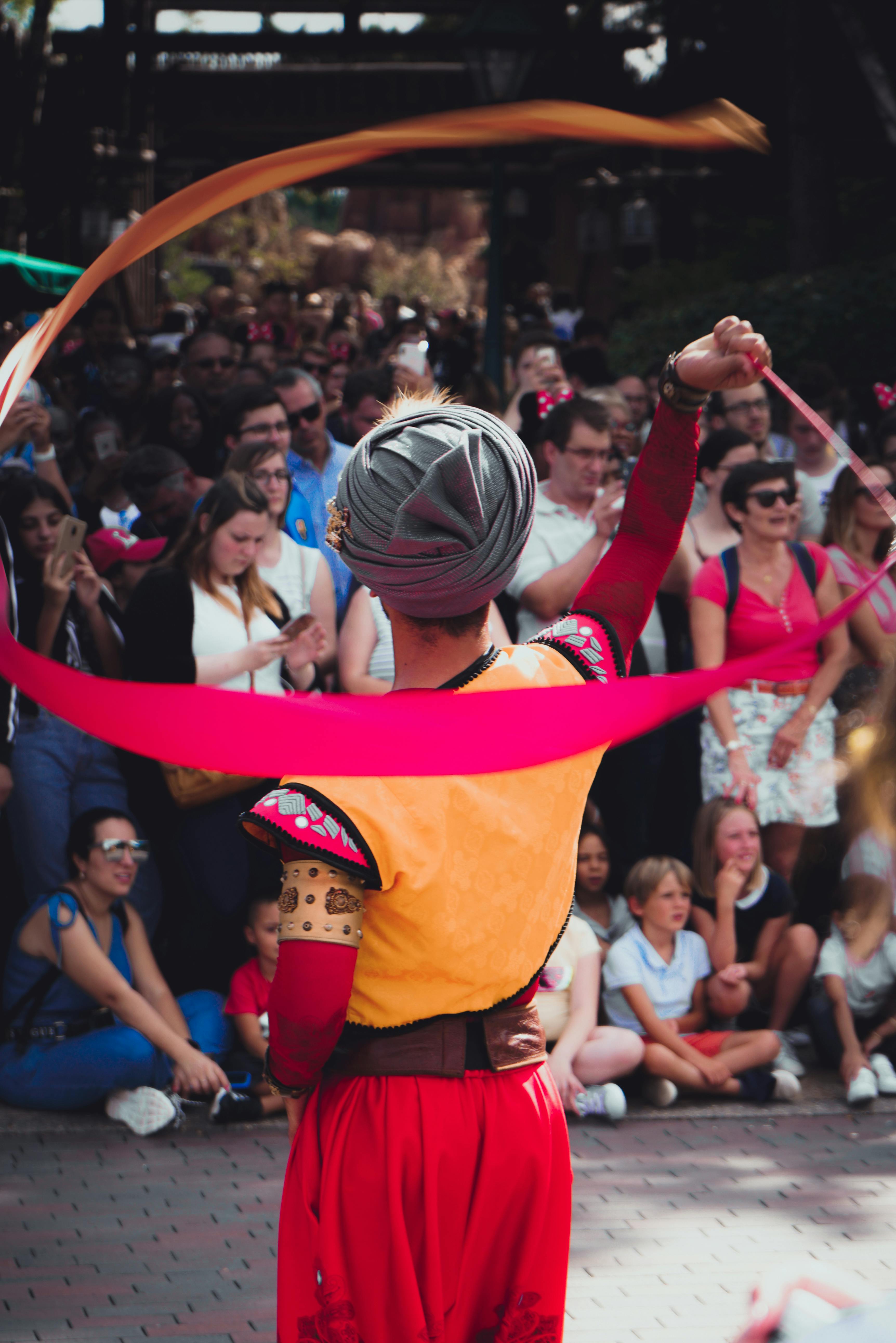 paradă de costume de Halloween, teatru de păpuși și festival de jocuri de societate.