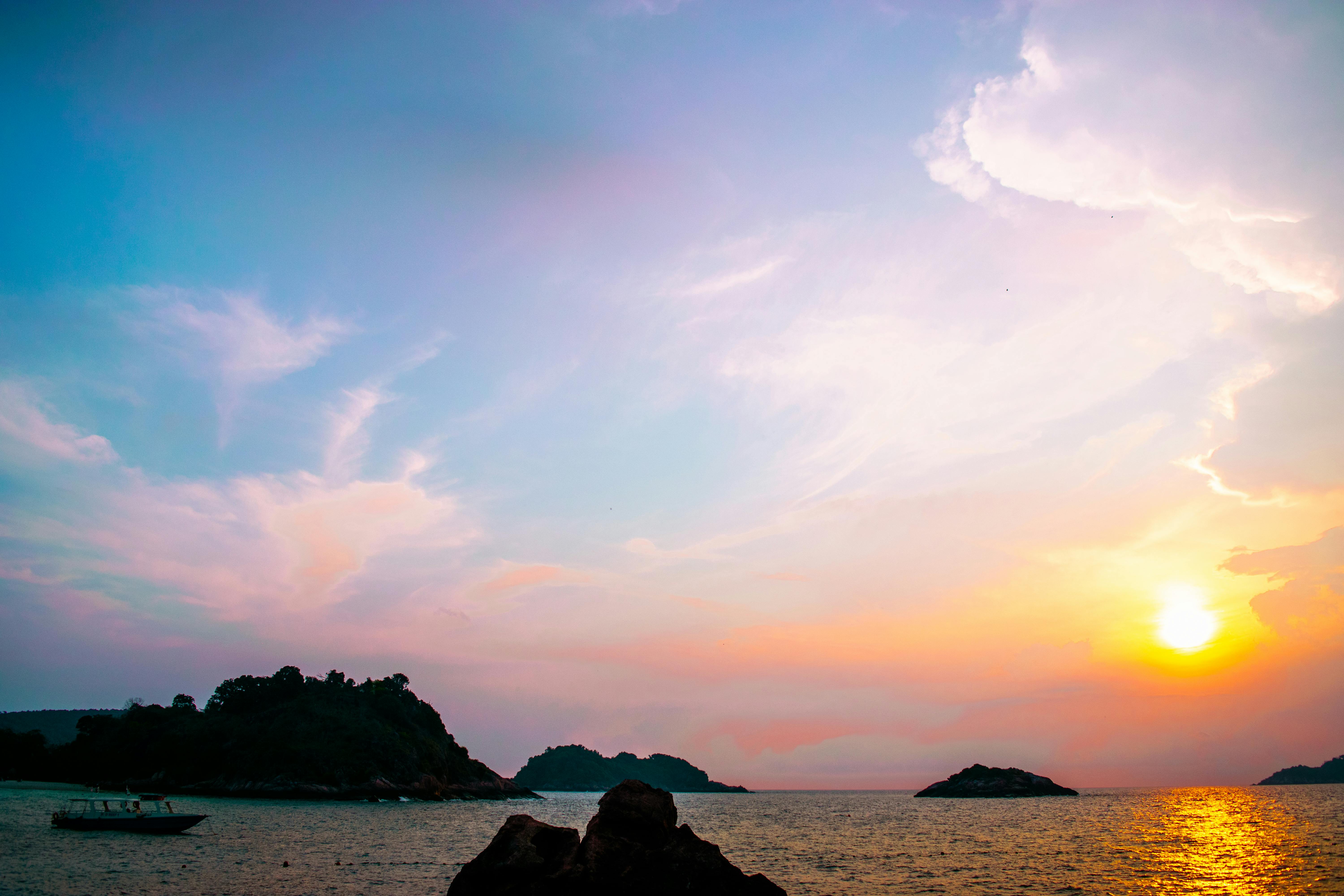 夏 夜明け 日の出の無料の写真素材