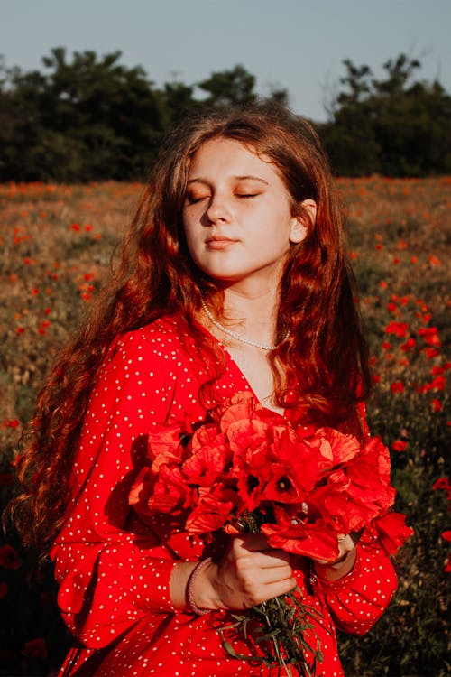 Základová fotografie zdarma na téma atraktivní, brunetka, červené kytky