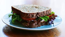 用全麦面包和新鲜蔬菜制作的美味营养三明治