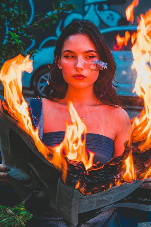Základová fotografie zdarma na téma držení, hoření, hořící plamen