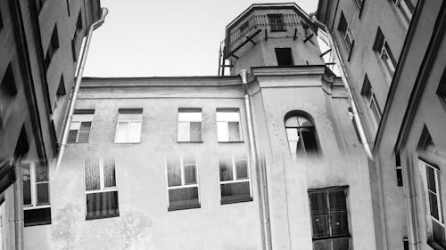 グレースケール, コンクリートの建物, ローアングルショットの無料の写真素材