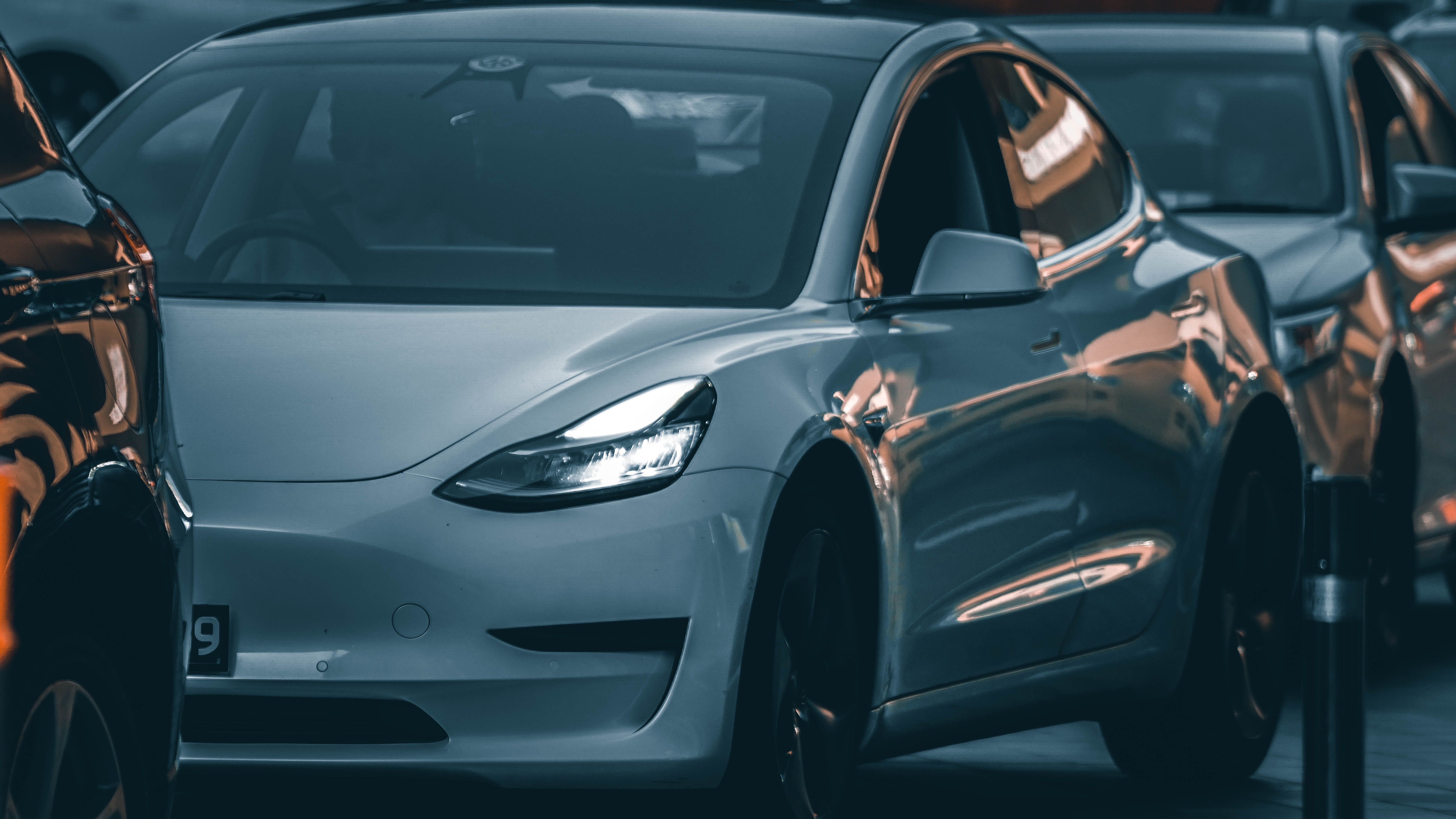 Model S 充满张力的侧面视角，动态美学的极致体现