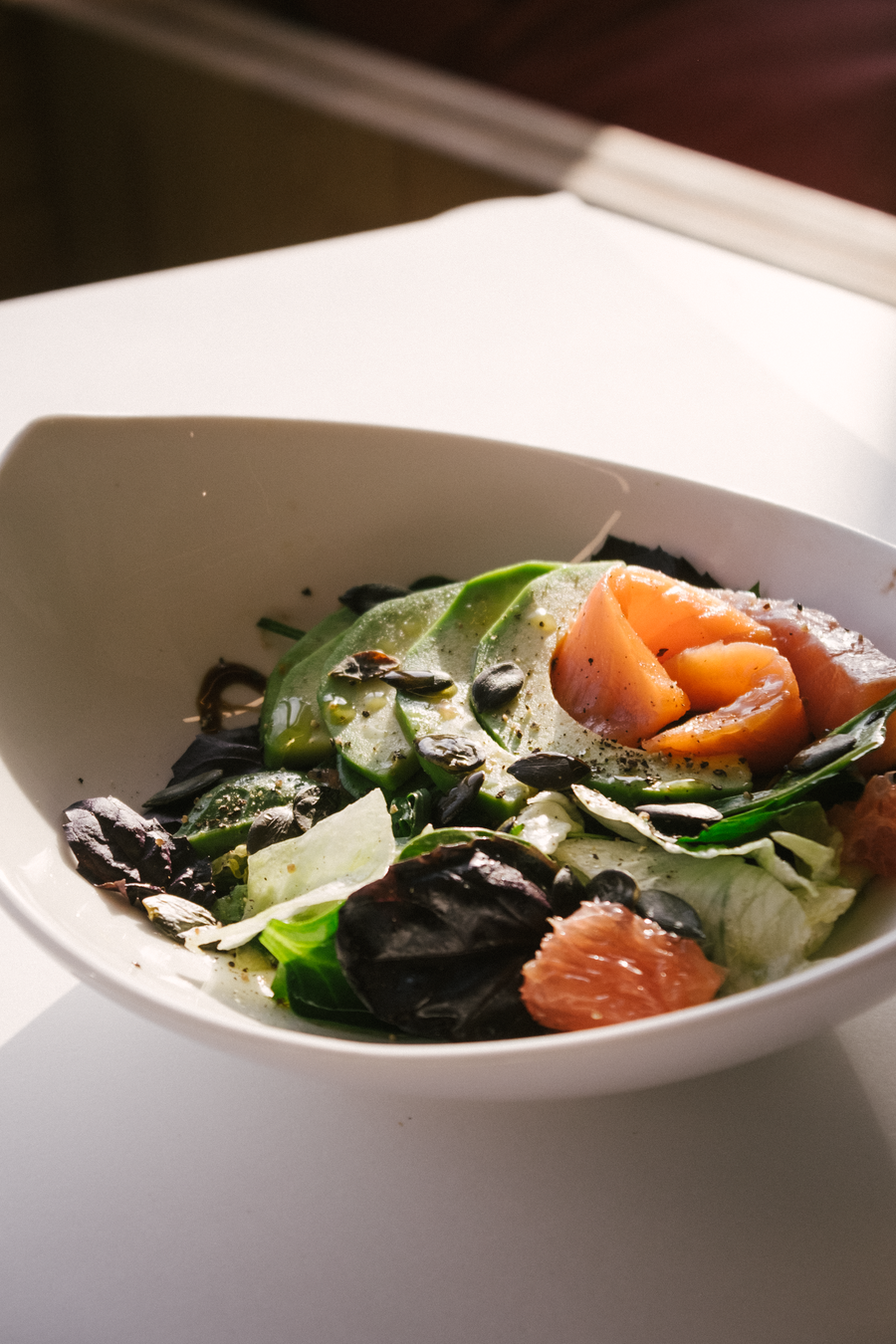 Ensalada de Salmón, Aguacate y Espinacas con Vinagreta de Mostaza