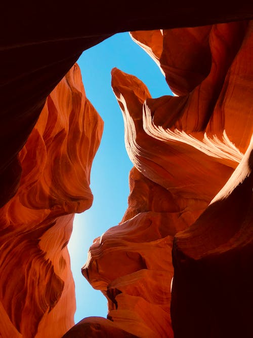 Kostenloses Stock Foto zu antelope canyon, aufnahme von unten, blauen himmel