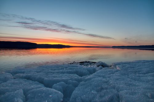 Free A breathtaking winter sunset reflecting on an icy lake in Lake City, MN. Perfect nature scene. Stock Photo