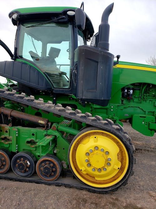 Fotobanka s bezplatnými fotkami na tému john deere, poľnohospodárske zariadenia, traktor