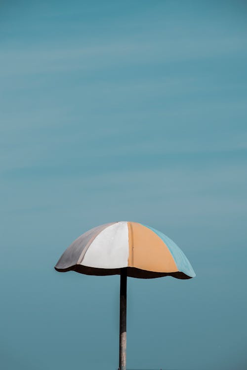 Foto stok gratis kertas dinding, langit biru, payung