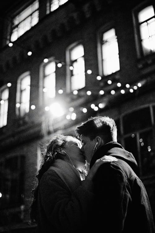 Free Grayscale Photo of Man and Woman Kissing Stock Photo