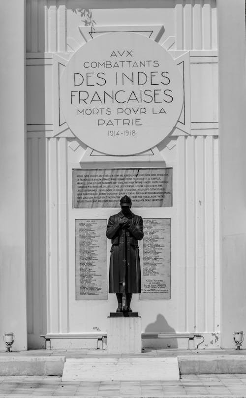 A Grayscale of the French War Memorial in India