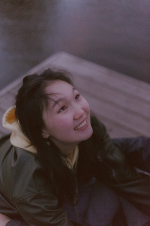 Бесплатное стоковое фото с smiling woman, азиатка, вертикальный выстрел