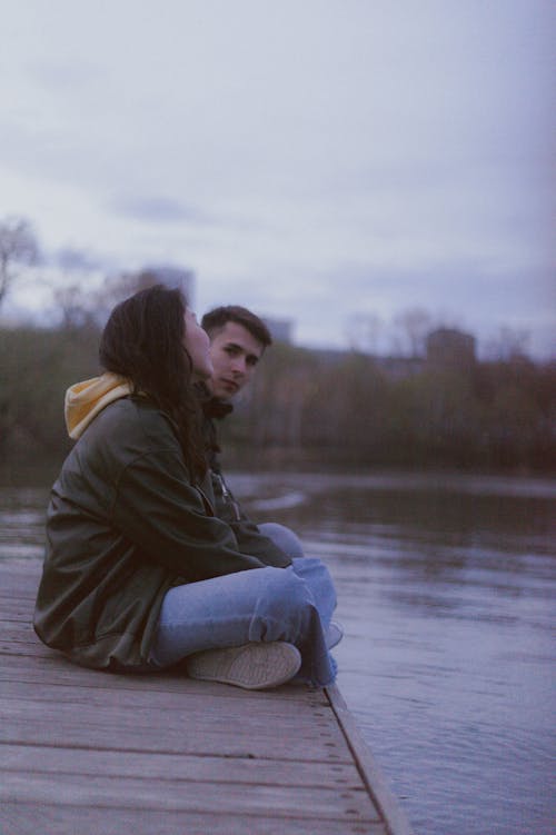 Immagine gratuita di donna, pontile in legno, seduto