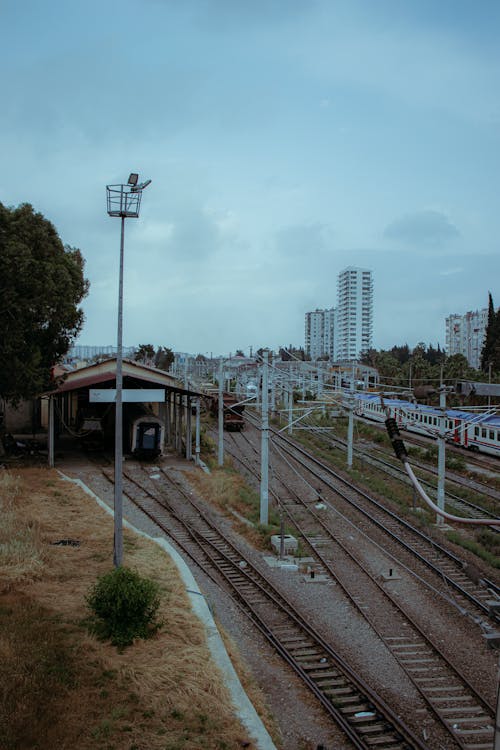 Kostnadsfri bild av järnvägsstation, staden, station
