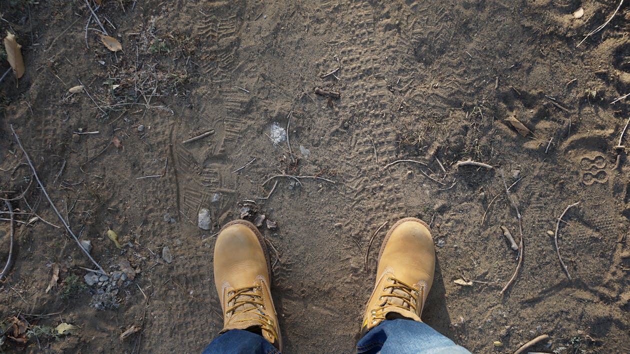 Ücretsiz Kahverengi Deri İş Ayakkabısı Giyen Kişi Stok Fotoğraflar