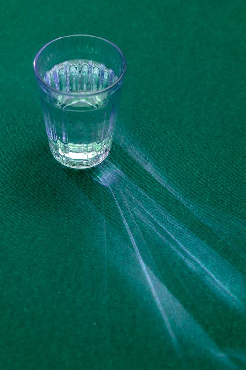 Gratis lagerfoto af clear glass, glas vand, grøn overflade