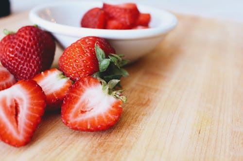 草莓照片在碗的在表上。